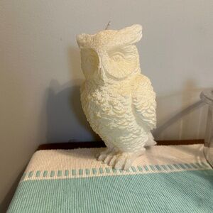 Cream Candle Holder with Nature-Inspired Design